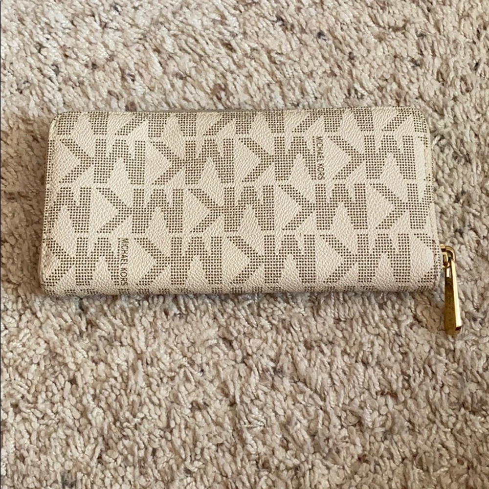 MICHAEL KORS CREAM MONOGRAM ZIP AROUND WALLET - Picture 2 of 8
